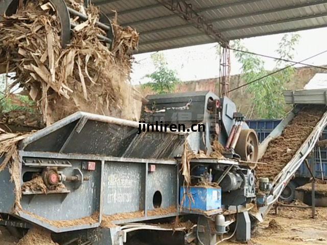 廣(guang)州板皮粉(fen)碎機現(xian)場