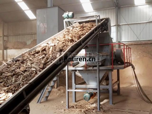 洛陽(yang)粉碎(sui)機(ji)現場